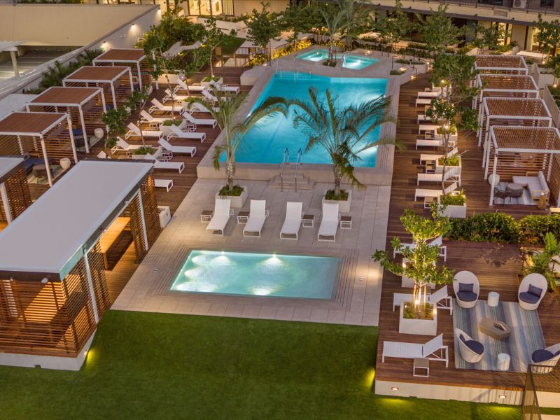 ハワイの高級コンドミニアムのプール